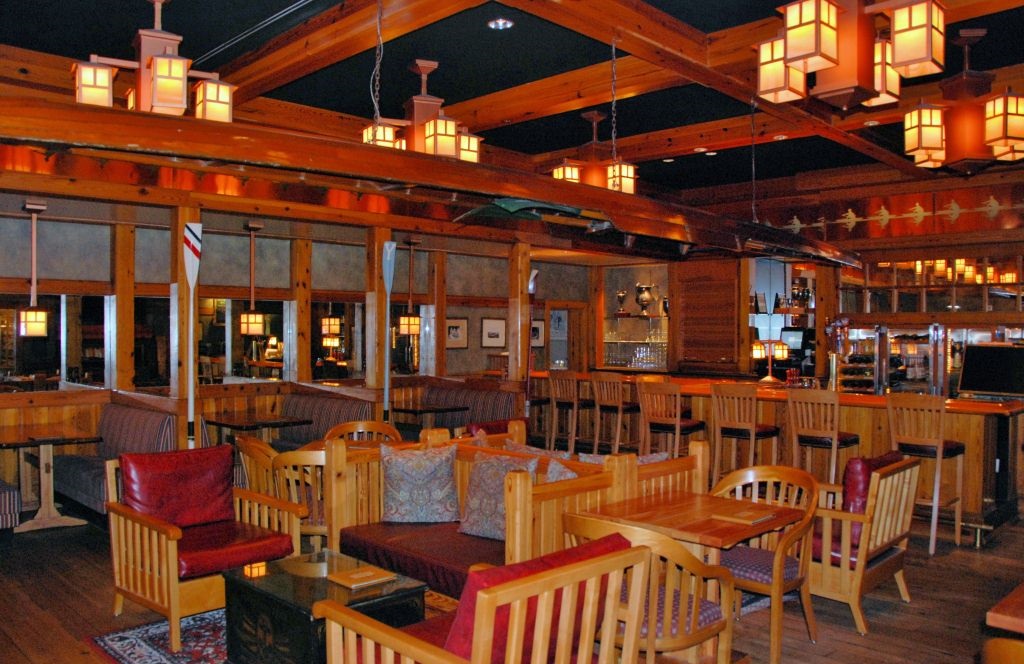 Crew's Cup Lounge dining photo