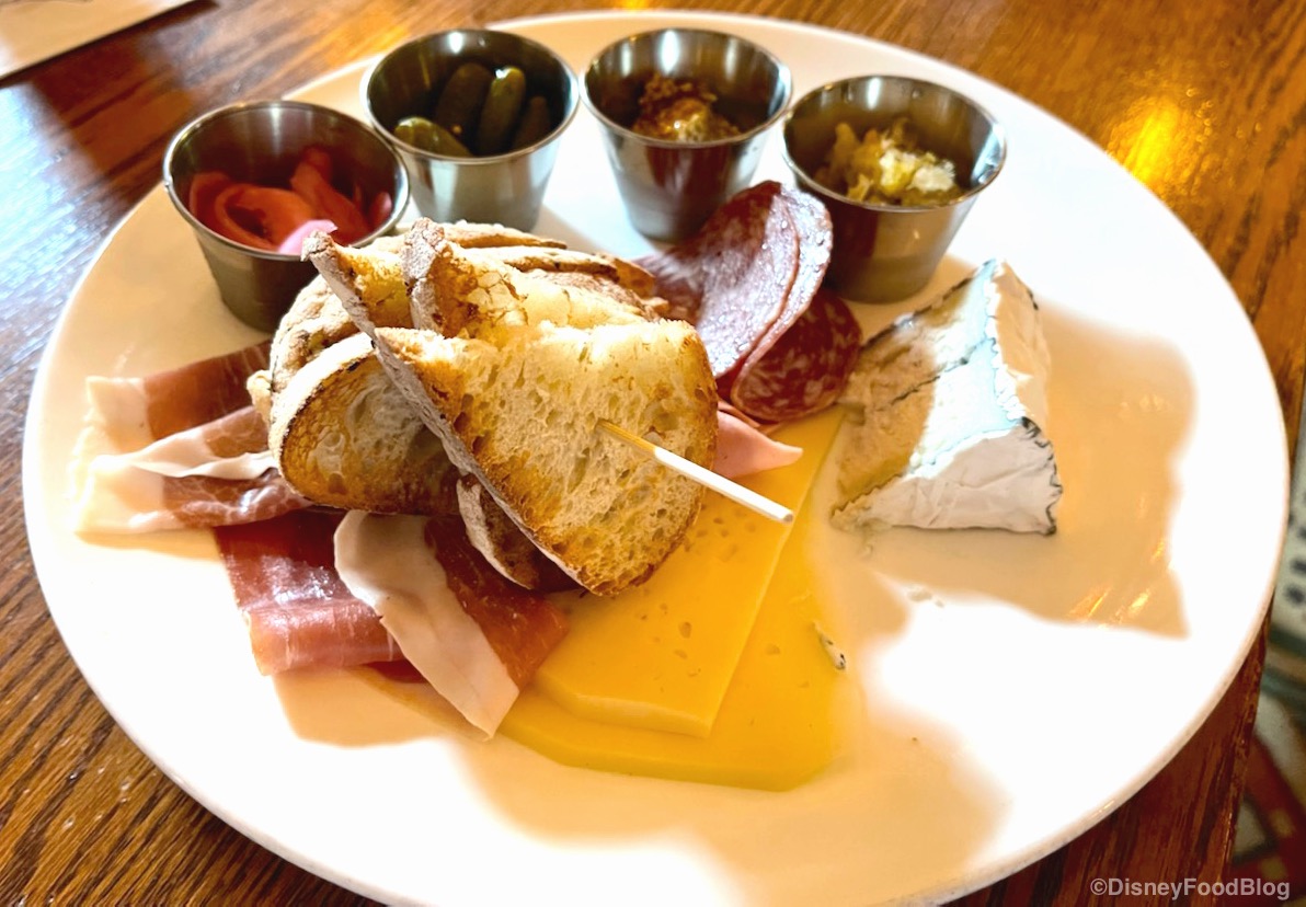 Hearthstone Lounge dining photo