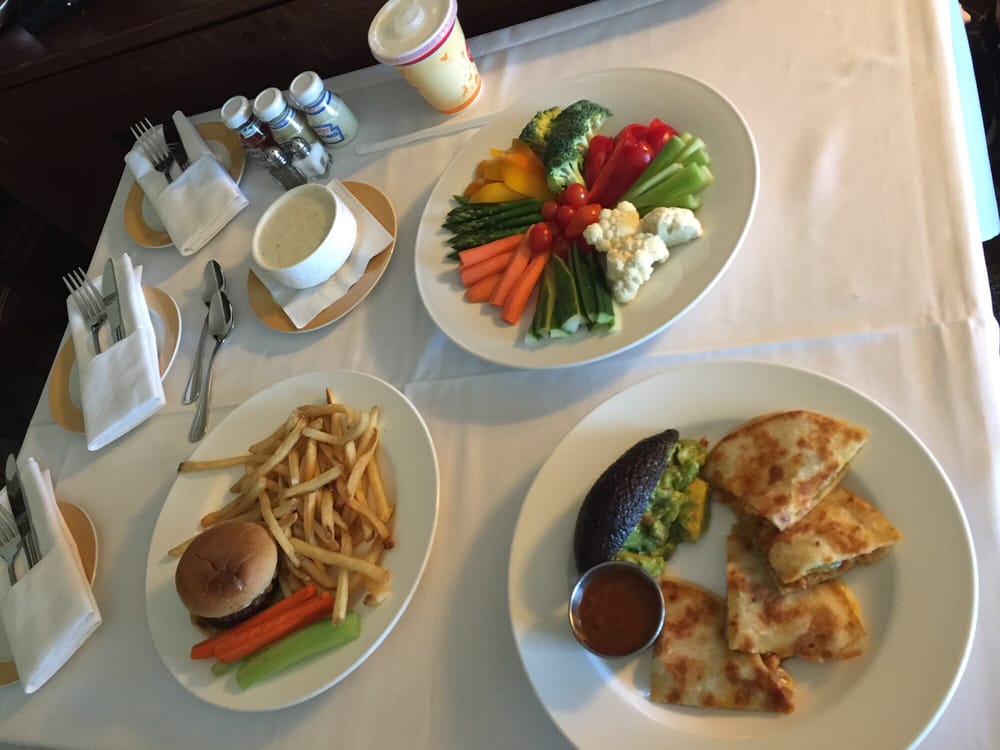 Hearthstone Lounge dining photo