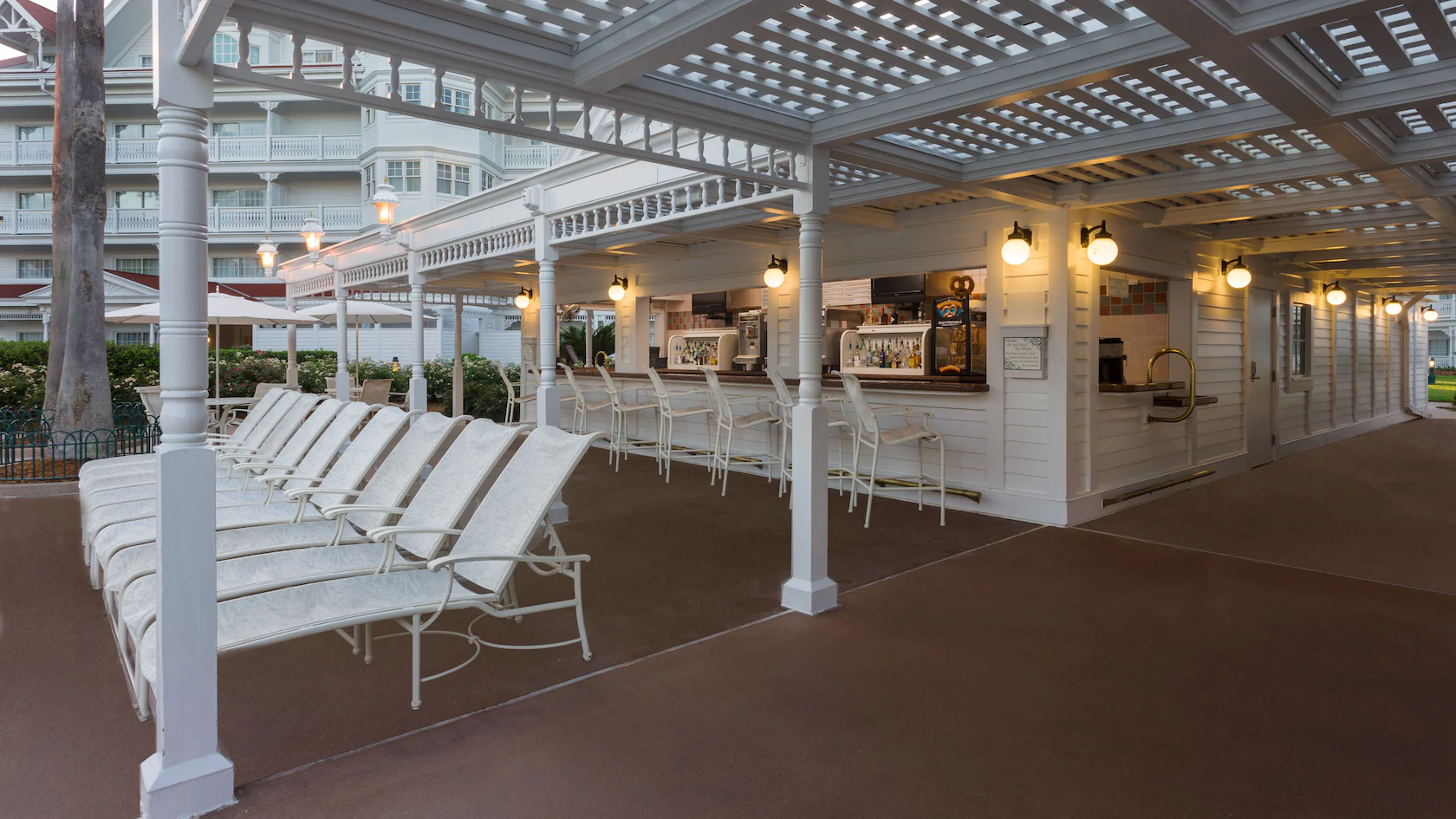 Courtyard Pool Bar dining photo