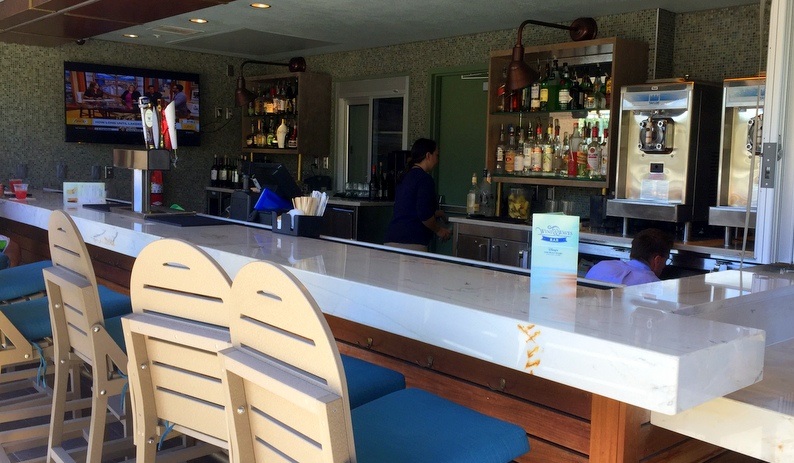Wind & Waves Bar dining photo